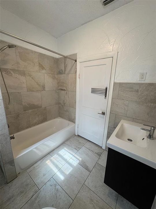 Activo con contrato: $265,000 (3 camas, 1 baños, 1134 Pies cuadrados)