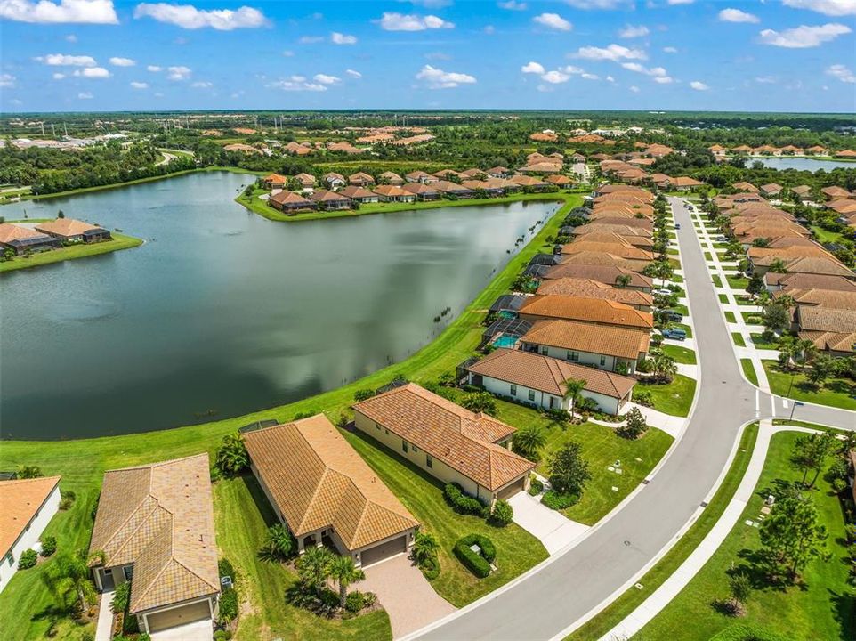 Под контрактом: $425,000 (3 спален, 2 ванн, 1684 Квадратных фут)
