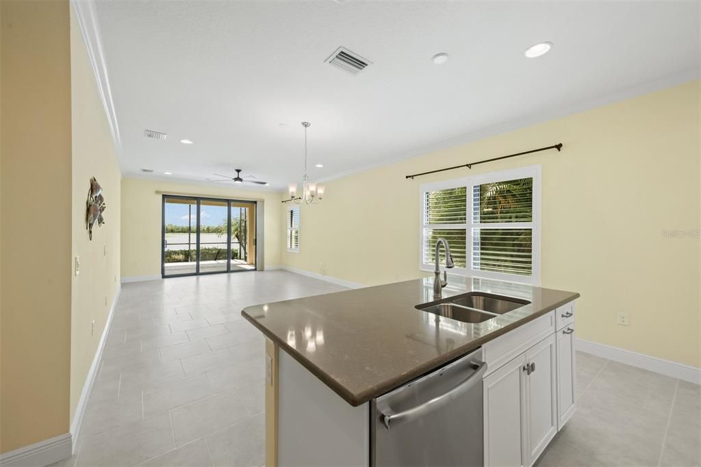 Под контрактом: $425,000 (3 спален, 2 ванн, 1684 Квадратных фут)