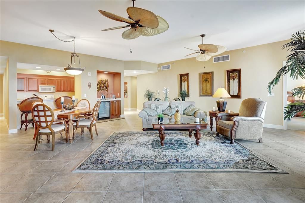 En Venta: $799,000 (2 camas, 3 baños, 2430 Pies cuadrados)