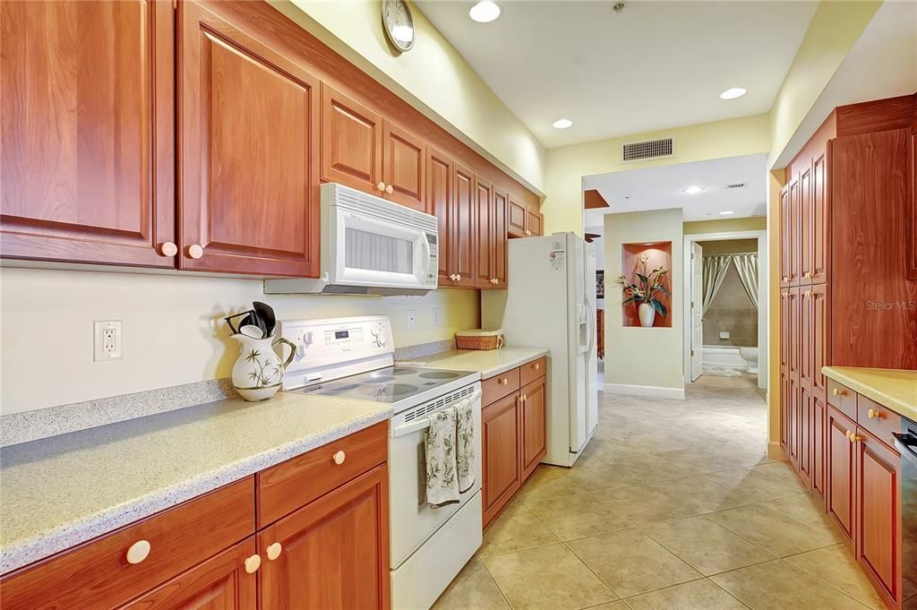 En Venta: $799,000 (2 camas, 3 baños, 2430 Pies cuadrados)