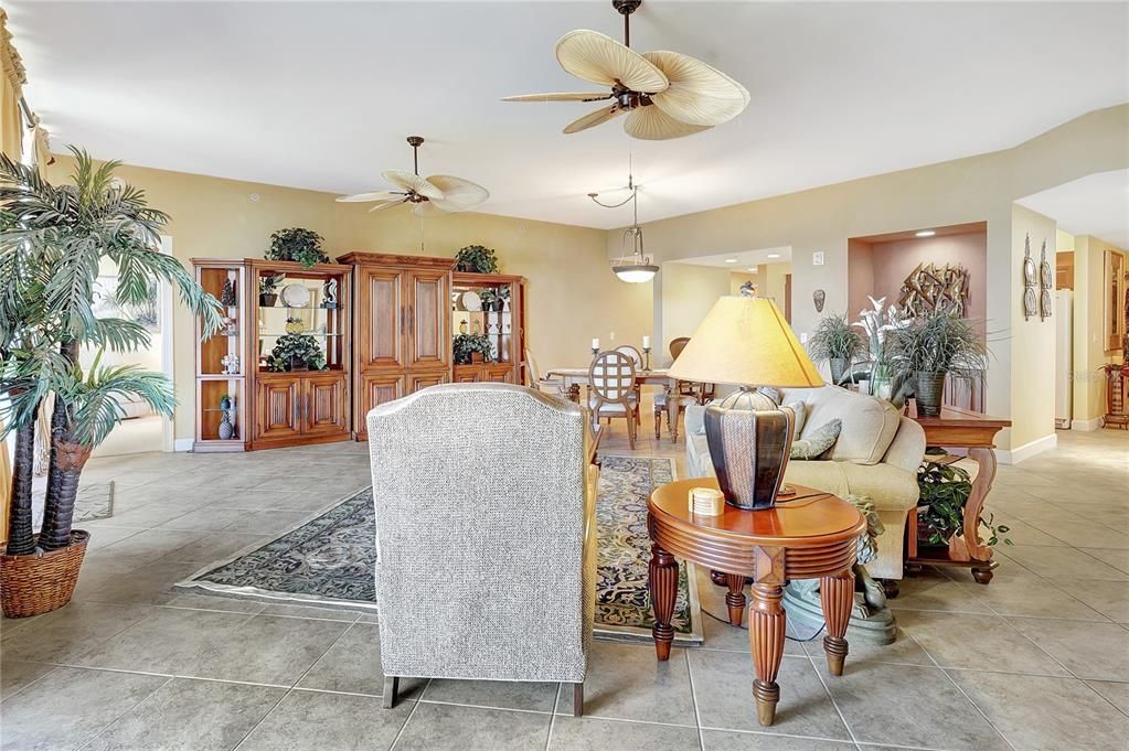 En Venta: $799,000 (2 camas, 3 baños, 2430 Pies cuadrados)