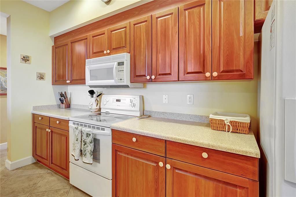 En Venta: $799,000 (2 camas, 3 baños, 2430 Pies cuadrados)