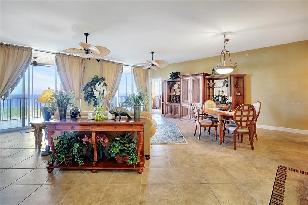 En Venta: $799,000 (2 camas, 3 baños, 2430 Pies cuadrados)
