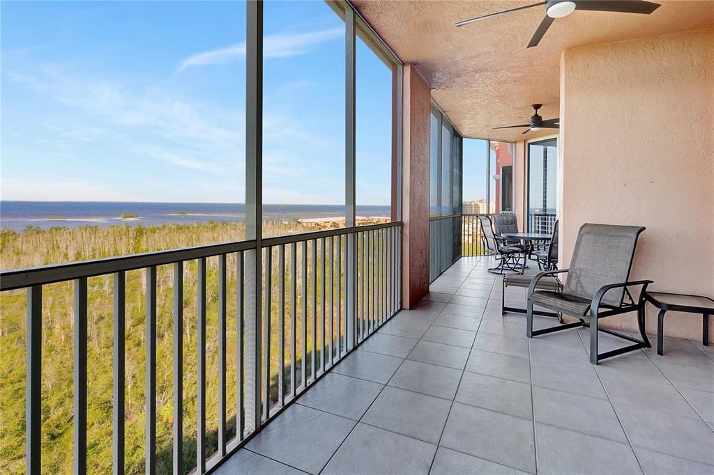 En Venta: $799,000 (2 camas, 3 baños, 2430 Pies cuadrados)