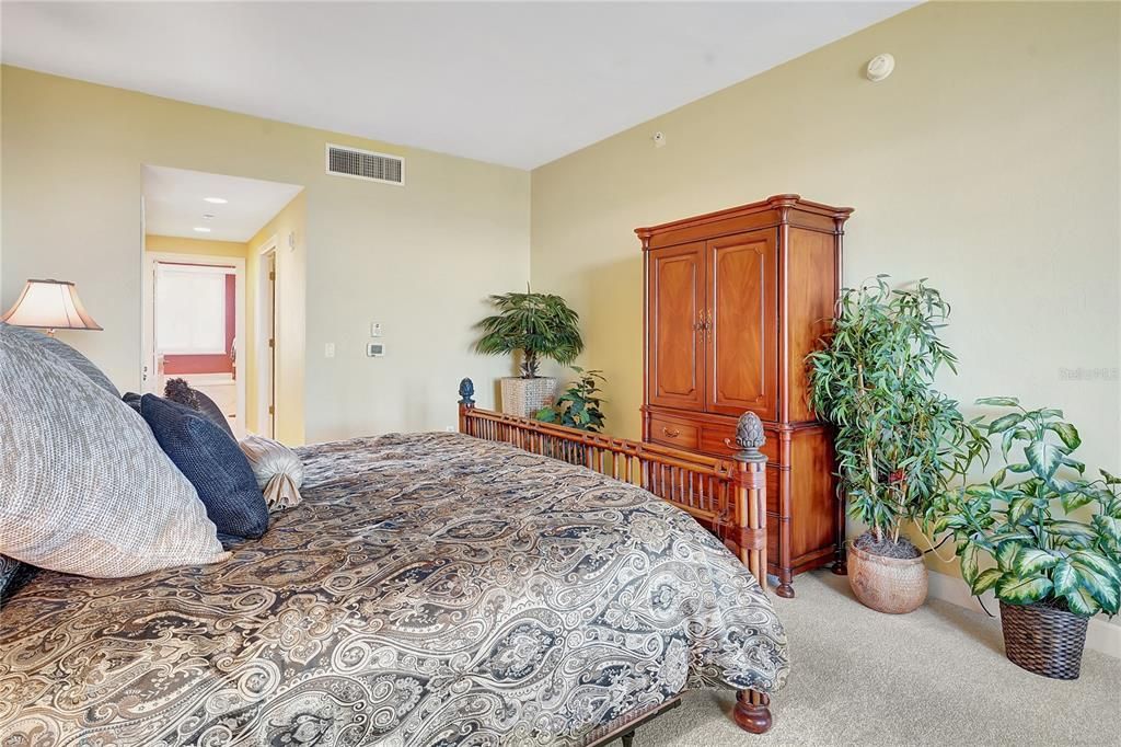 En Venta: $799,000 (2 camas, 3 baños, 2430 Pies cuadrados)