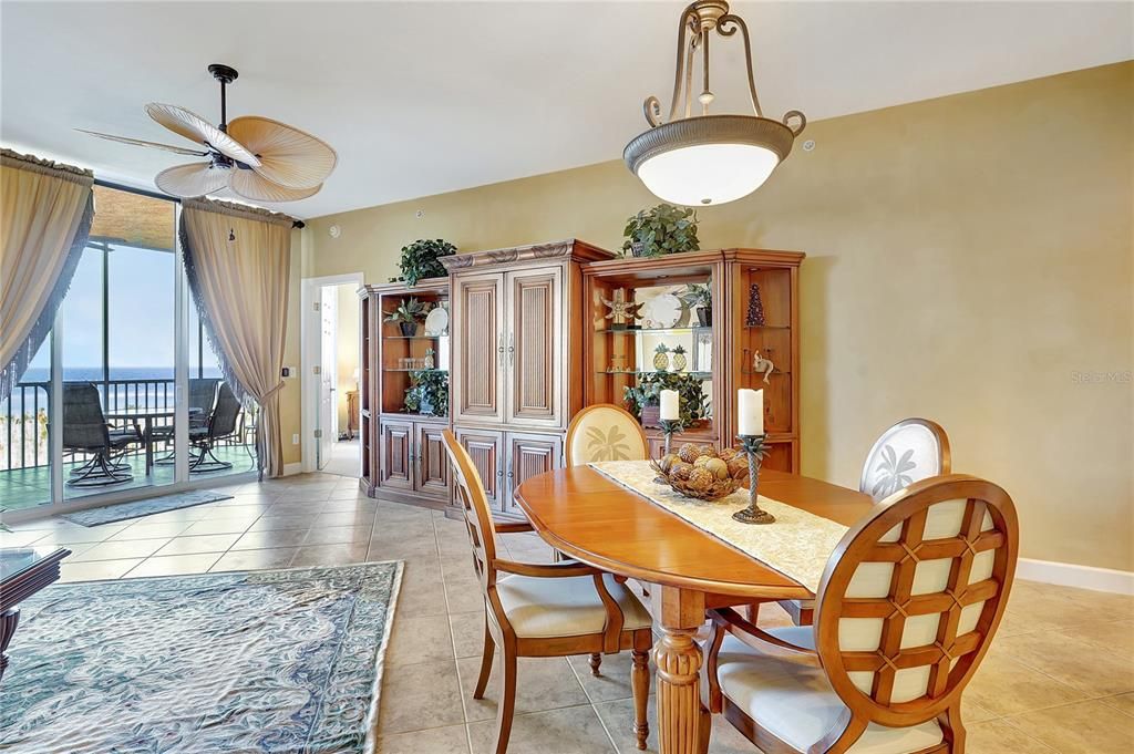 En Venta: $799,000 (2 camas, 3 baños, 2430 Pies cuadrados)