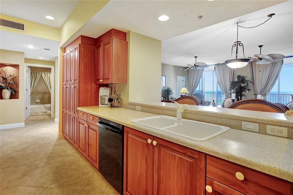 En Venta: $799,000 (2 camas, 3 baños, 2430 Pies cuadrados)