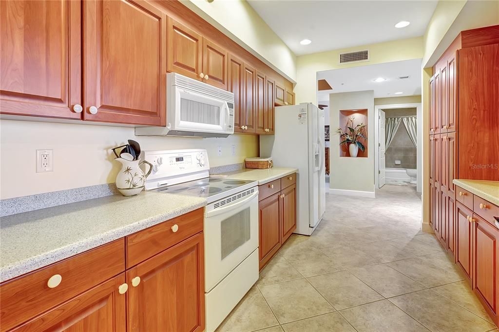 En Venta: $799,000 (2 camas, 3 baños, 2430 Pies cuadrados)