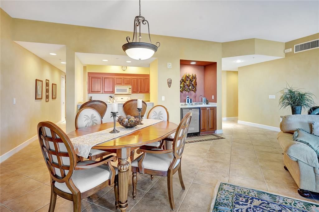En Venta: $799,000 (2 camas, 3 baños, 2430 Pies cuadrados)