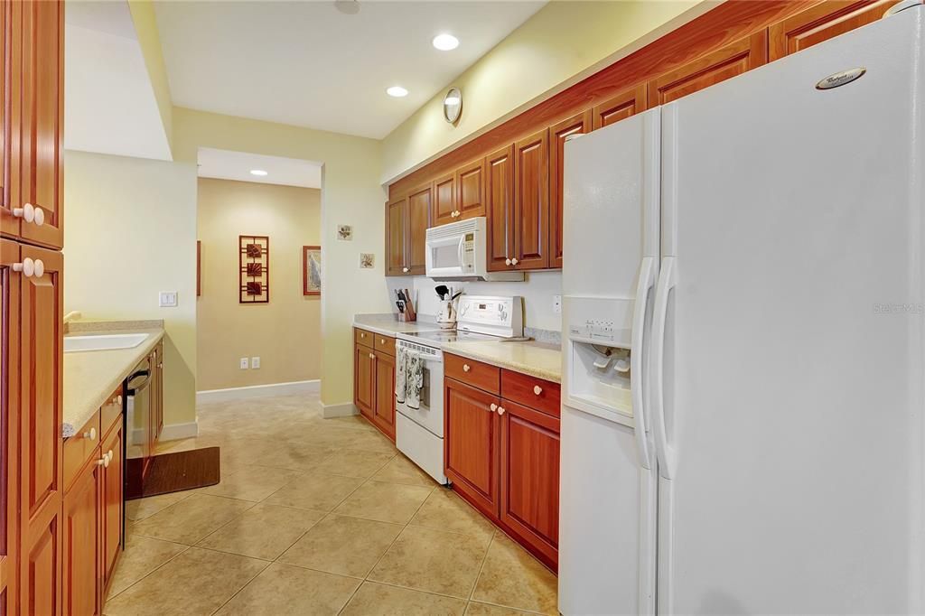 En Venta: $799,000 (2 camas, 3 baños, 2430 Pies cuadrados)