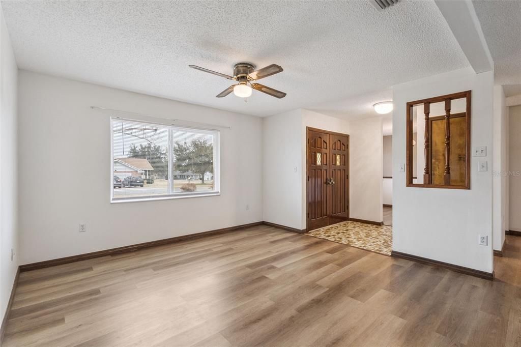 На продажу: $379,990 (3 спален, 2 ванн, 1626 Квадратных фут)