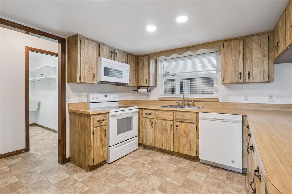 На продажу: $379,990 (3 спален, 2 ванн, 1626 Квадратных фут)