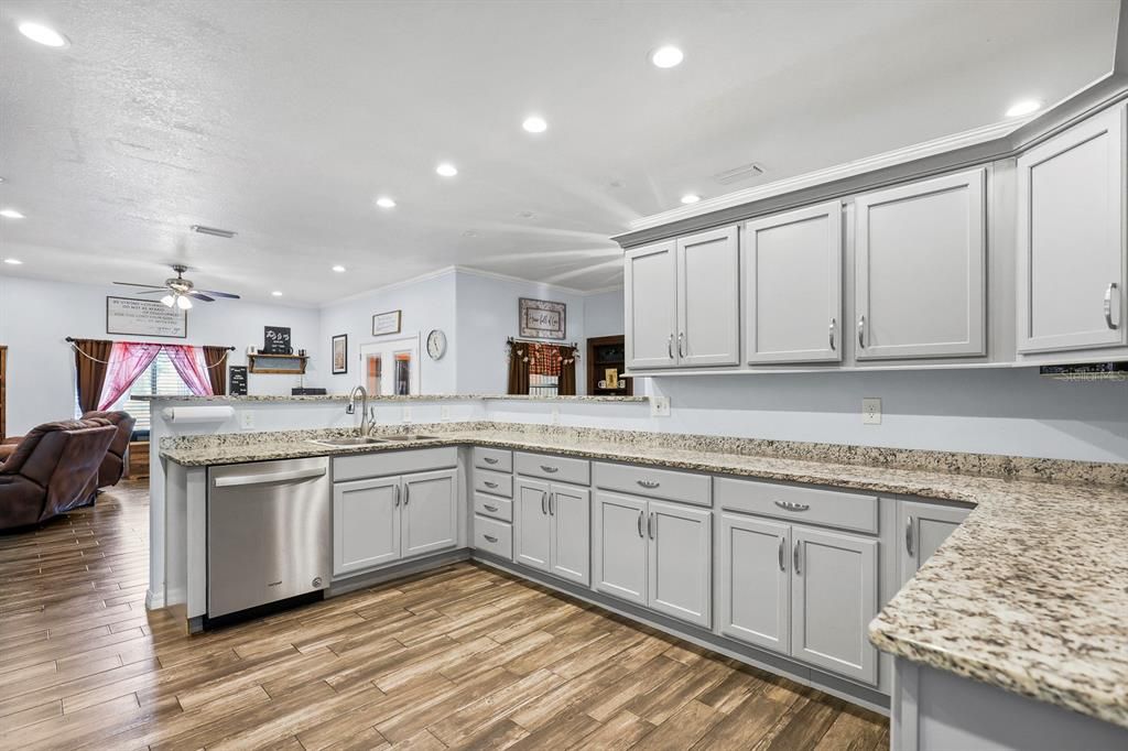 Active With Contract: $515,000 (3 beds, 3 baths, 2900 Square Feet)