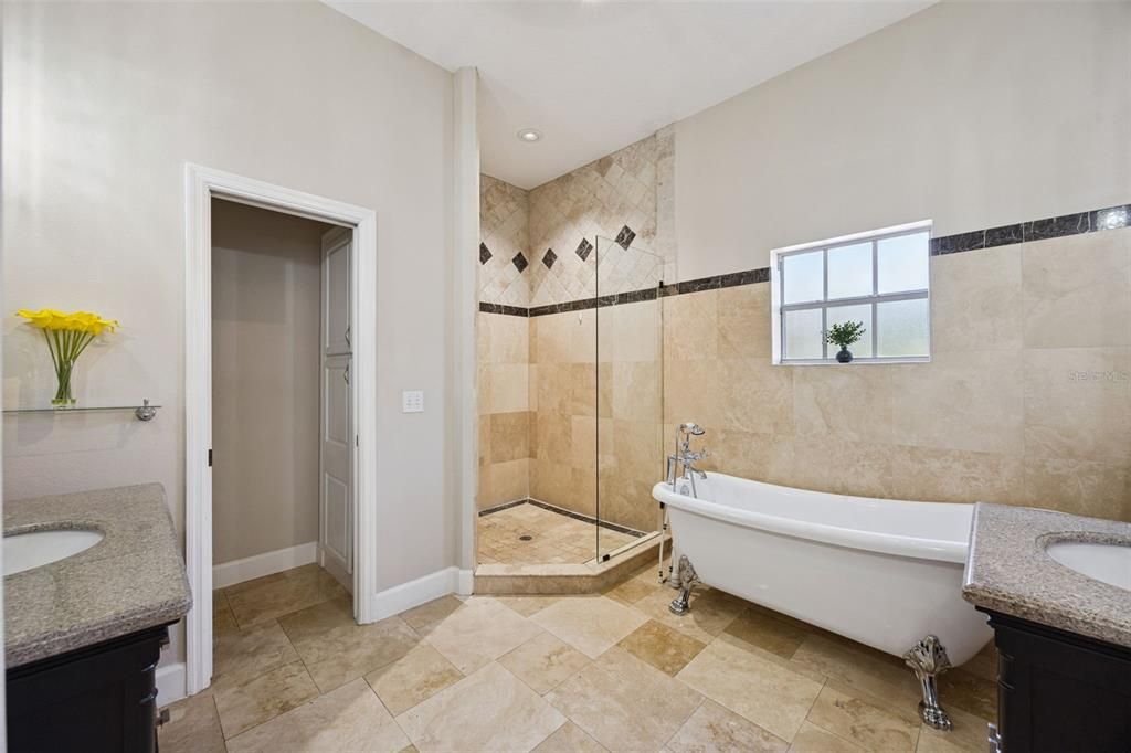 Activo con contrato: $1,250,000 (5 camas, 4 baños, 4078 Pies cuadrados)