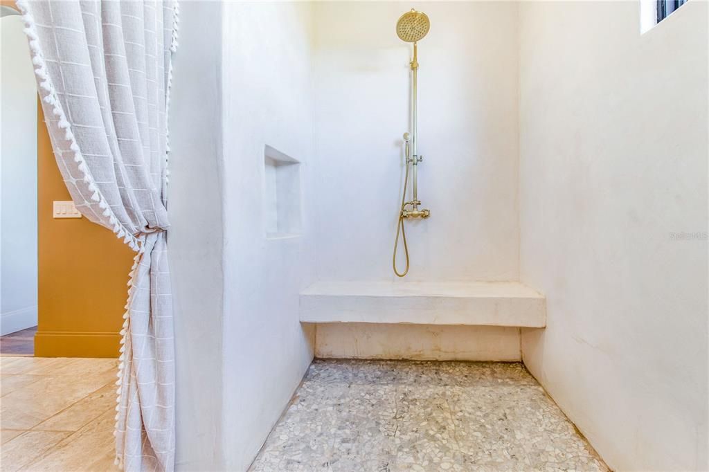 En Venta: $1,450,000 (4 camas, 3 baños, 4000 Pies cuadrados)