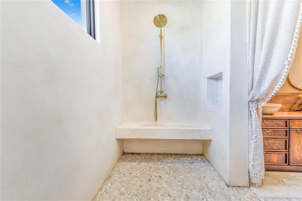 En Venta: $1,450,000 (4 camas, 3 baños, 4000 Pies cuadrados)