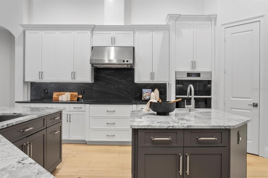 Под контрактом: $1,999,000 (4 спален, 4 ванн, 5314 Квадратных фут)