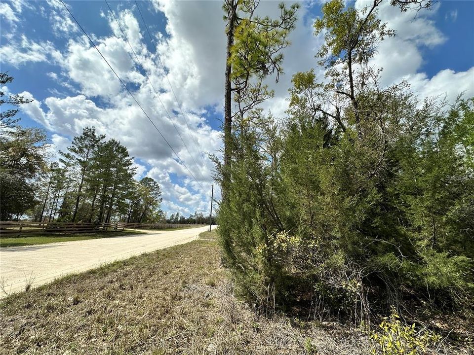 На продажу: $19,000 (0.83 acres)