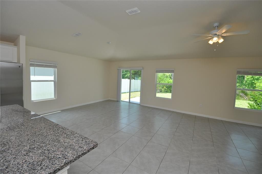 En Renta: $2,150 (3 camas, 2 baños, 1557 Pies cuadrados)