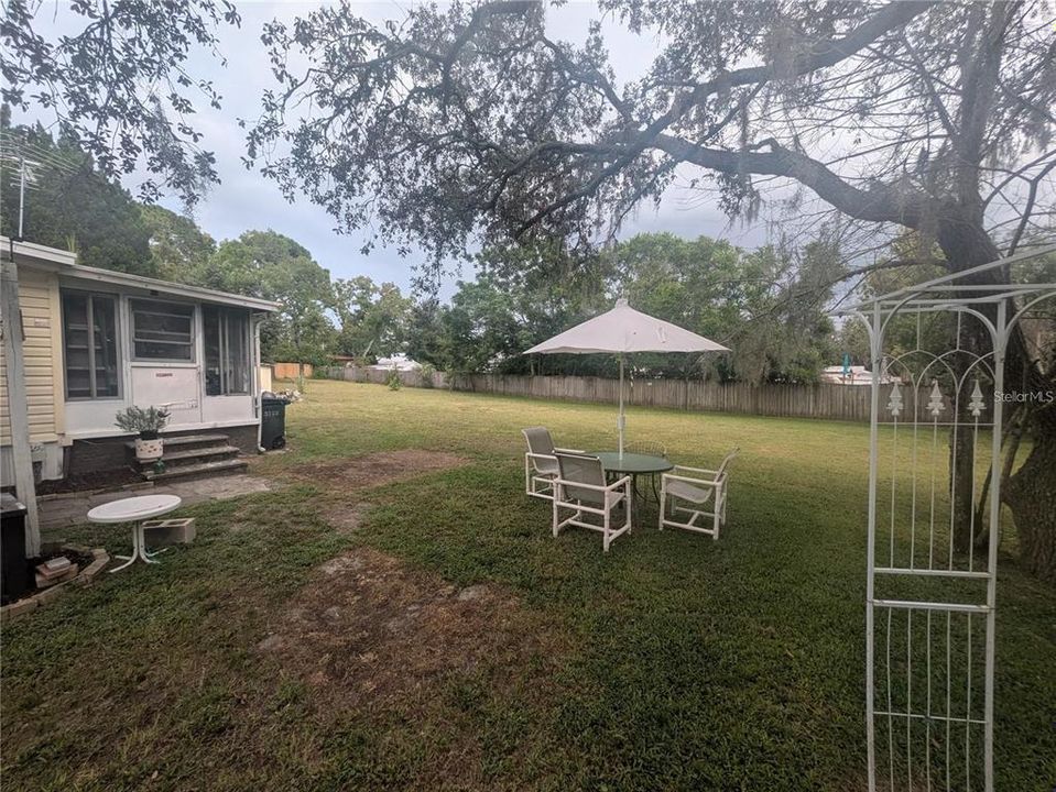 Active With Contract: $138,000 (2 beds, 1 baths, 864 Square Feet)