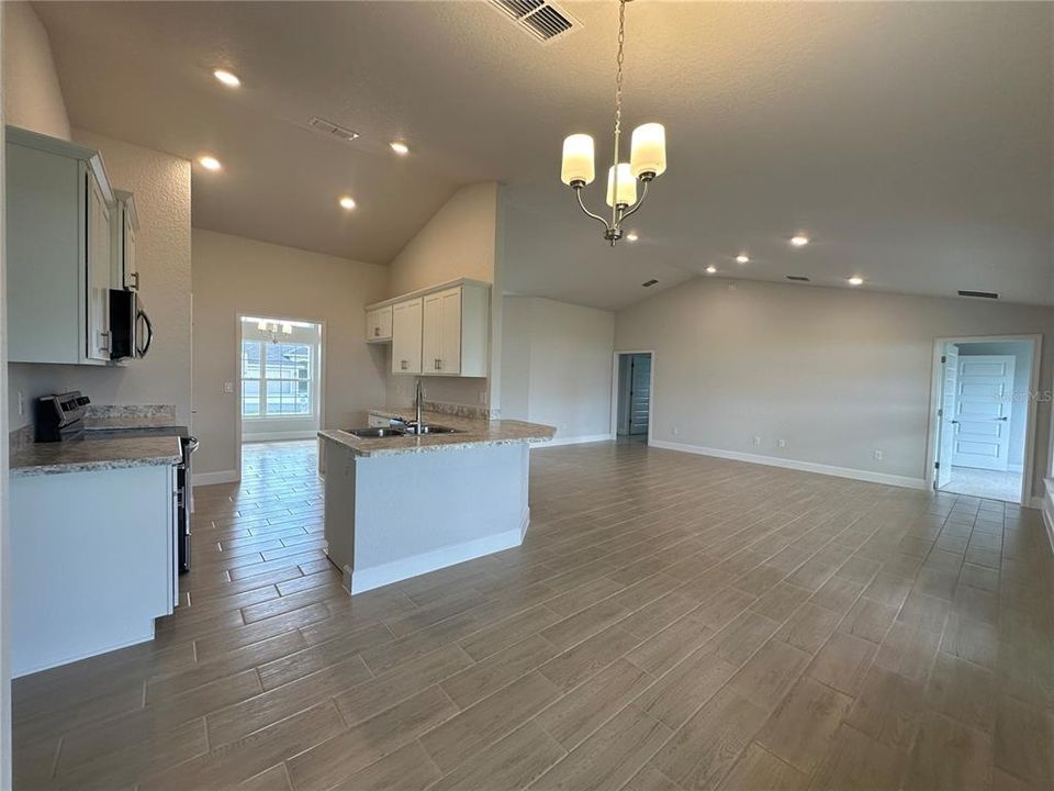 Activo con contrato: $324,250 (4 camas, 2 baños, 2169 Pies cuadrados)