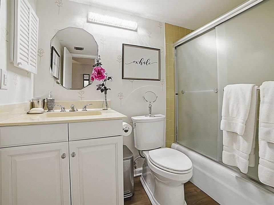 Activo con contrato: $289,900 (2 camas, 2 baños, 1209 Pies cuadrados)