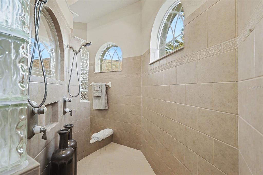 En Venta: $825,000 (4 camas, 3 baños, 3240 Pies cuadrados)