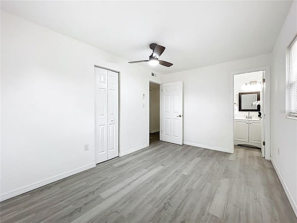 Под контрактом: $229,900 (3 спален, 2 ванн, 1056 Квадратных фут)