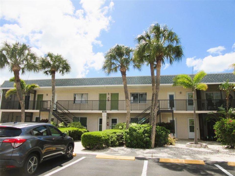 For Sale: $84,900 (1 beds, 1 baths, 652 Square Feet)