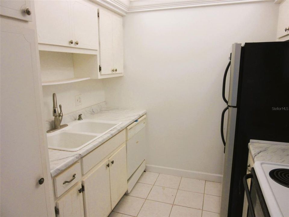 For Sale: $84,900 (1 beds, 1 baths, 652 Square Feet)