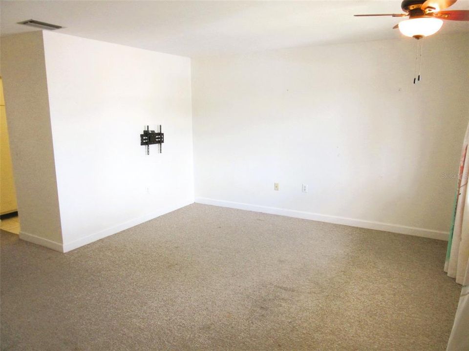 For Sale: $84,900 (1 beds, 1 baths, 652 Square Feet)