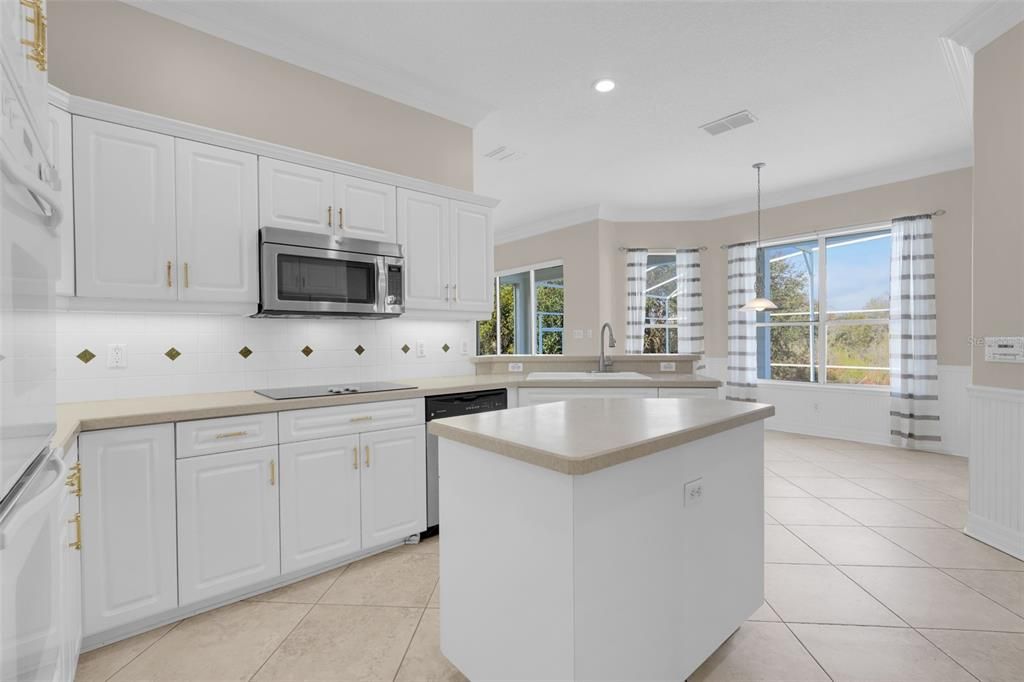 For Sale: $1,000,000 (6 beds, 3 baths, 4076 Square Feet)