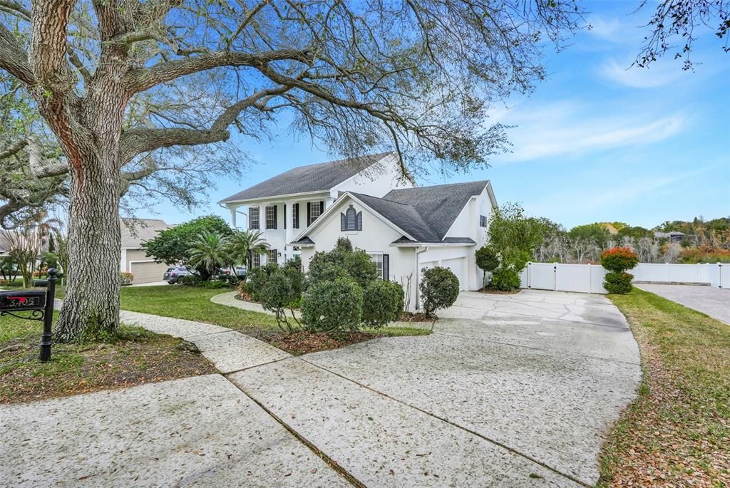For Sale: $1,000,000 (6 beds, 3 baths, 4076 Square Feet)