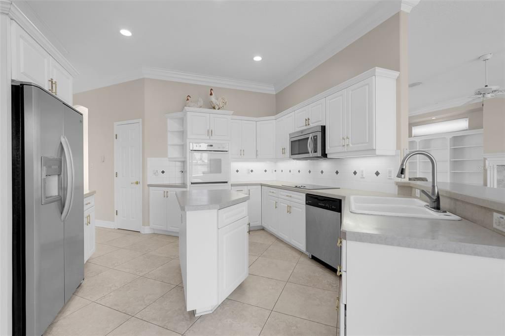 For Sale: $1,000,000 (6 beds, 3 baths, 4076 Square Feet)