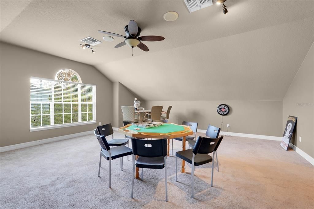 For Sale: $1,000,000 (6 beds, 3 baths, 4076 Square Feet)