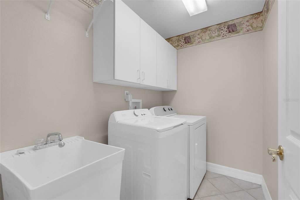 For Sale: $1,000,000 (6 beds, 3 baths, 4076 Square Feet)