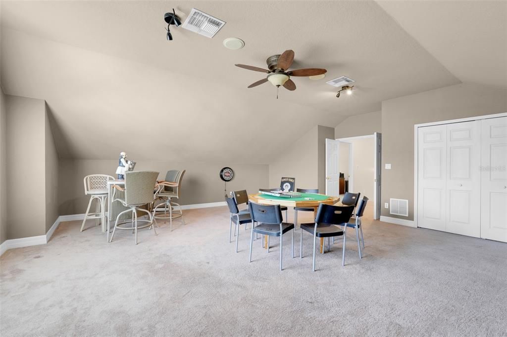 For Sale: $1,000,000 (6 beds, 3 baths, 4076 Square Feet)