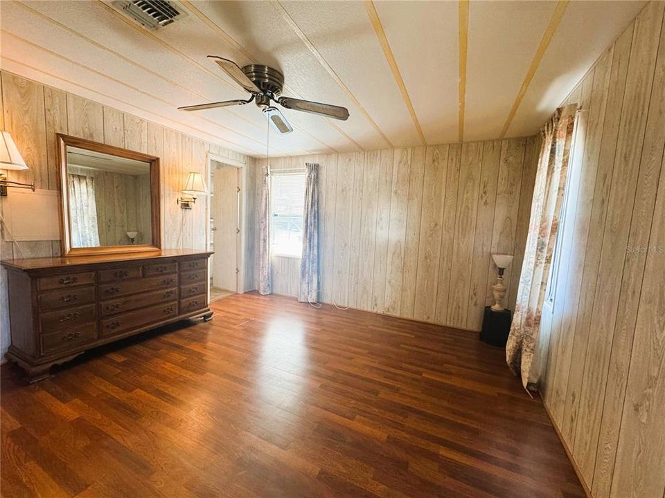 For Sale: $99,900 (2 beds, 2 baths, 1064 Square Feet)