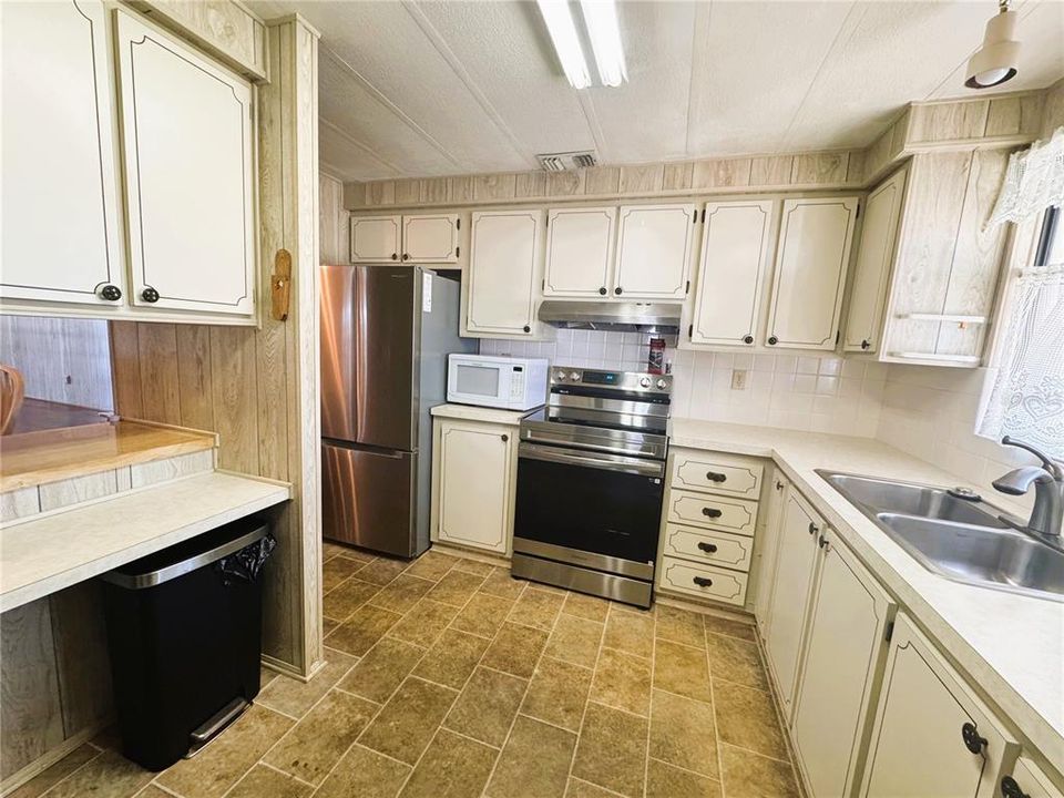For Sale: $99,900 (2 beds, 2 baths, 1064 Square Feet)