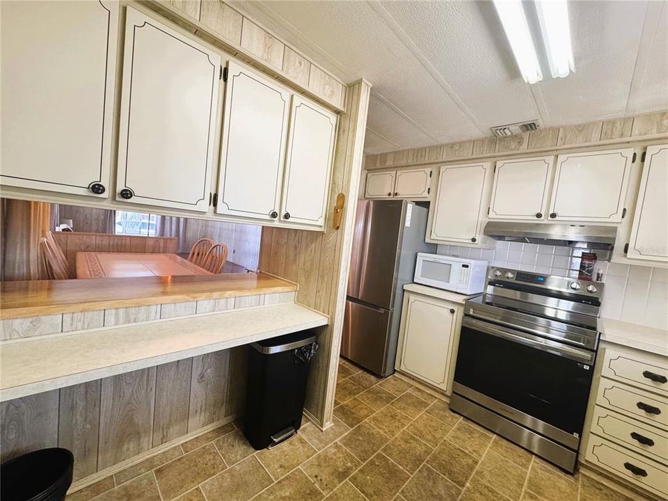 For Sale: $99,900 (2 beds, 2 baths, 1064 Square Feet)
