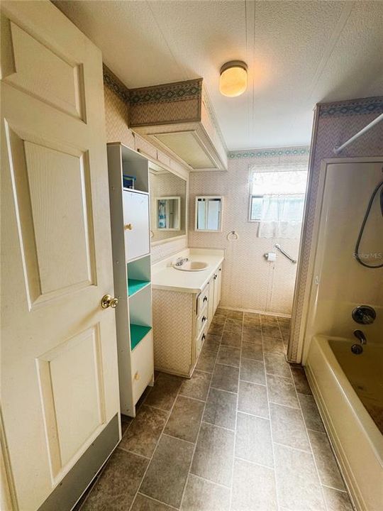 For Sale: $99,900 (2 beds, 2 baths, 1064 Square Feet)