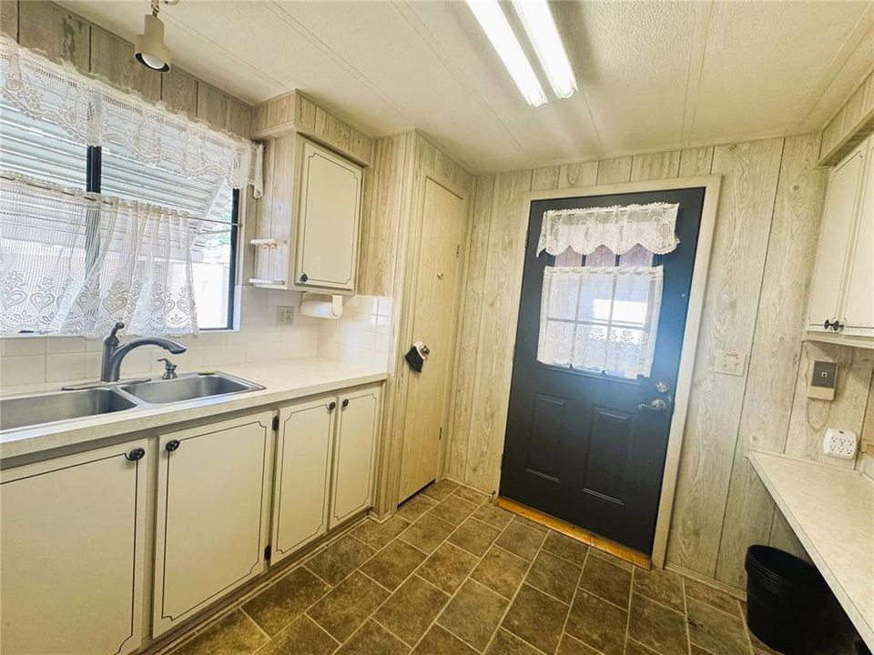For Sale: $99,900 (2 beds, 2 baths, 1064 Square Feet)