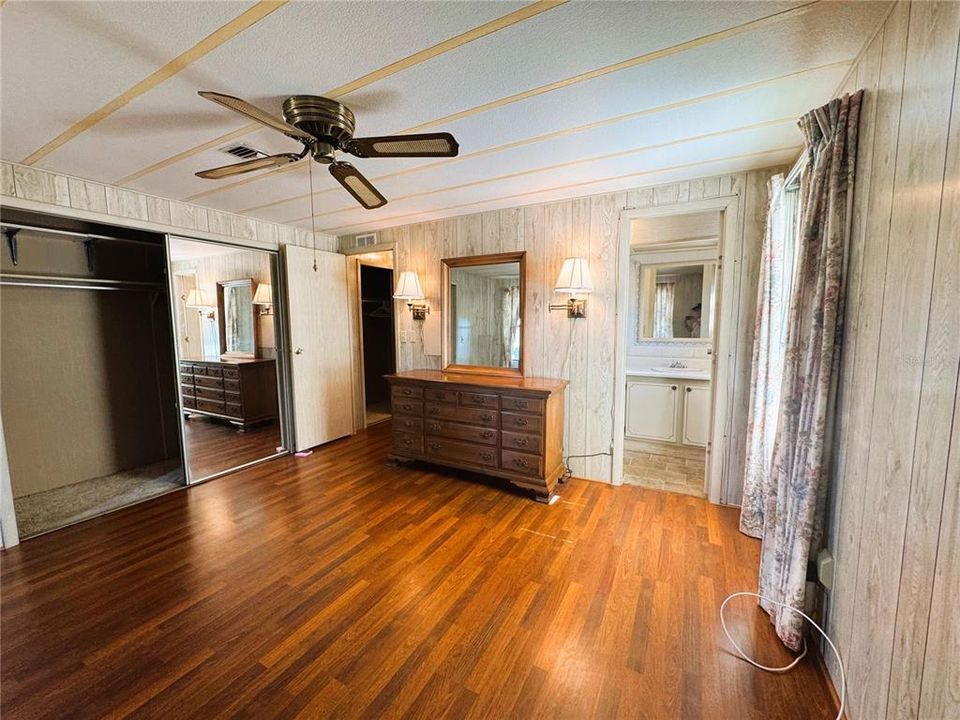 For Sale: $99,900 (2 beds, 2 baths, 1064 Square Feet)