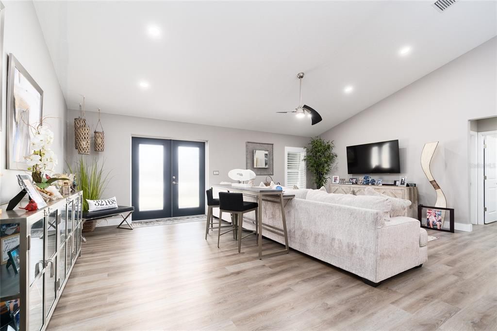 Под контрактом: $599,999 (3 спален, 2 ванн, 1809 Квадратных фут)