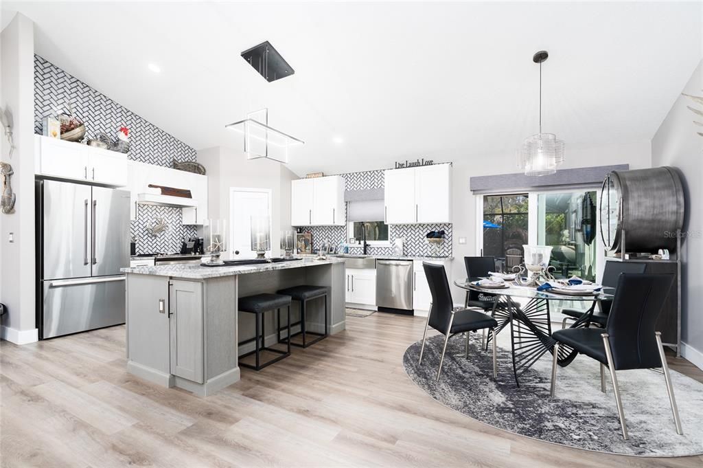 Под контрактом: $599,999 (3 спален, 2 ванн, 1809 Квадратных фут)