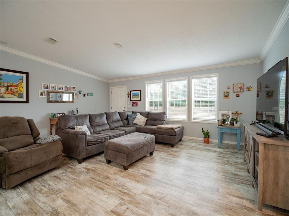 For Sale: $355,000 (3 beds, 2 baths, 1612 Square Feet)