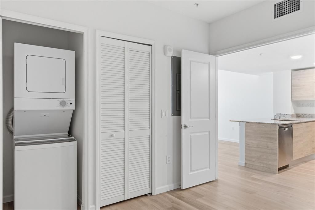 For Sale: $257,000 (1 beds, 1 baths, 754 Square Feet)