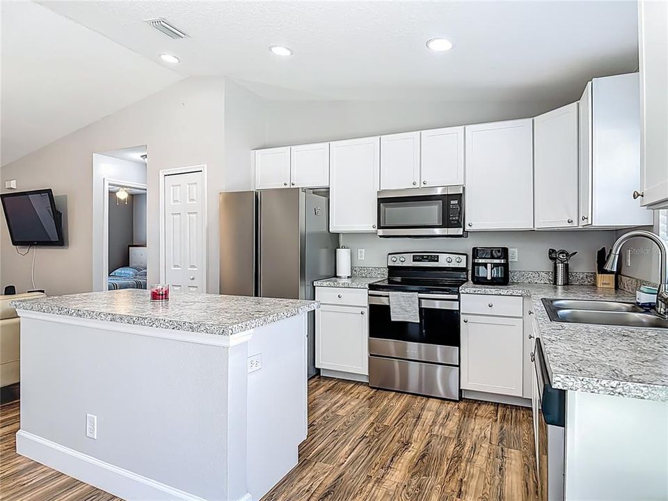 For Sale: $320,000 (3 beds, 2 baths, 1159 Square Feet)