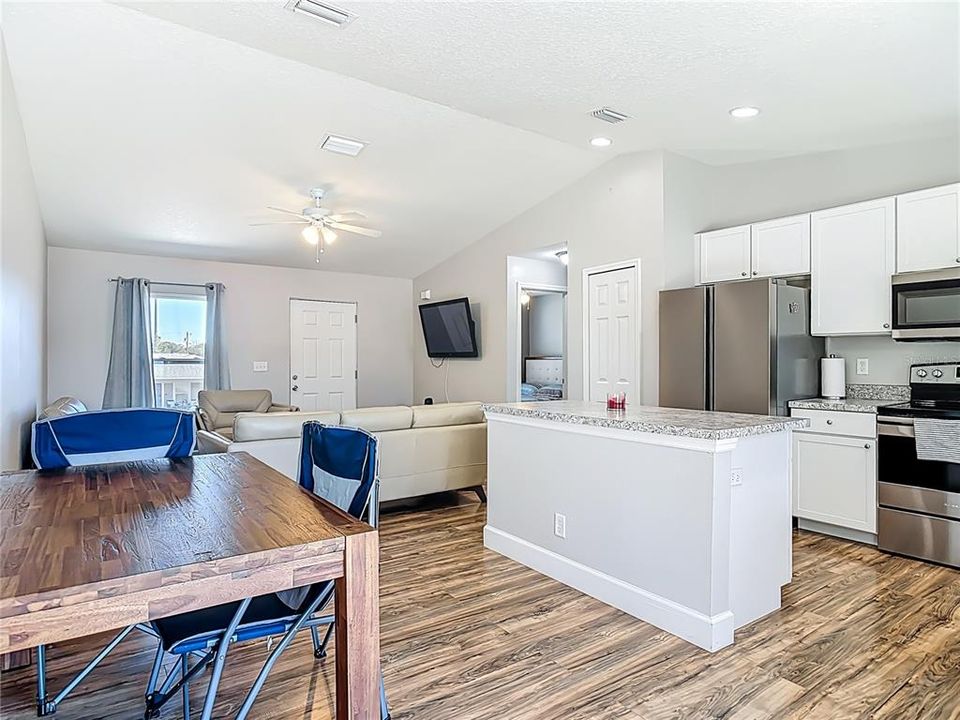 For Sale: $320,000 (3 beds, 2 baths, 1159 Square Feet)
